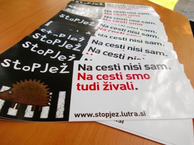 ... in STOPJEŽ nalepko.