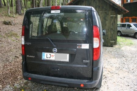 Še danes krasi vrsto avtomobilov in opozarja na nevarnost prometa.