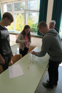 Učenci so hitro ugotovili teoretično ozadje zabavnih vodnih poskusov.