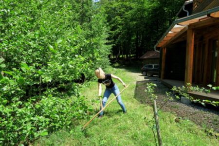 Spomladi smo uredili okolico centra. Za košnjo smo izbrali tiho in poceni orodje - koso.