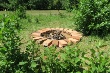 Počistili smo zunanje ognjišče in ga pripravili za nočna druženja ob ognju z mladimi raziskovalci narave.