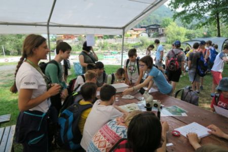 Starejši učenci so določevali vodne nevretenčarje.