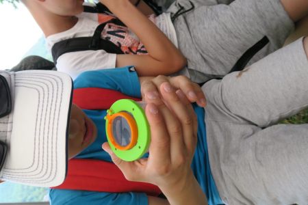 Drobne organizme si lahko opazujemo tudi s preprostimi povečevalnimi lončki.