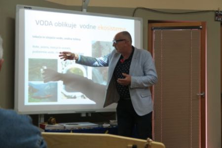"Teče mi, teče vodica ... le od kod in kam?" je bil naslov še enega predavanja v centru Aqualutra. Predaval je prof. dr. Mihael Jožef Toman.