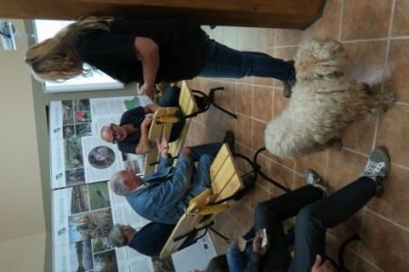 Predavatelj je v sproščeni debati predal besedo domačinom.