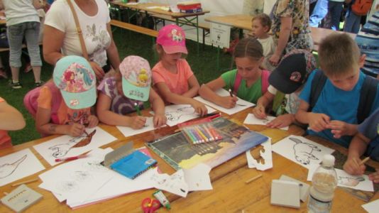 Nekateri so sodelovali na delavnici "Naredi vidri domek".