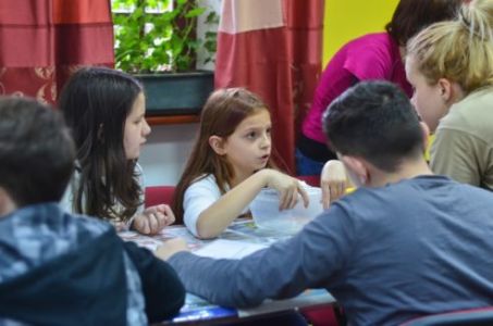 Na delavnici smo skozi pogovor in praktične poskuse spoznavali biodiverziteto celinskih voda in pomen čiste vode.