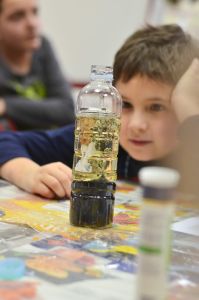 Z vodnimi poskusi so otroci spoznavali vplive onesnaževanja na vodni ekosistem.