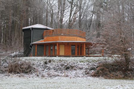 Pozimi, ko odpade listje okoliških jelš in gabrov, se lesen vidrin center razkrije očem.