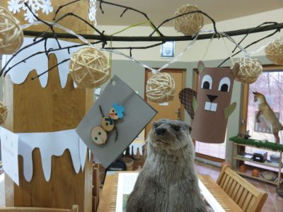 Kljub nizkim temperaturam smo proaktivni in izdelujemo okraske za vrbove veje.