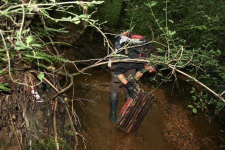 Nastavljanje vrš za inventarizacijo potočnih rakov.