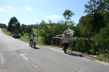 Na kritičnih točkah na koridorjih smo postavili opozorilne znake za udeležence v prometu.