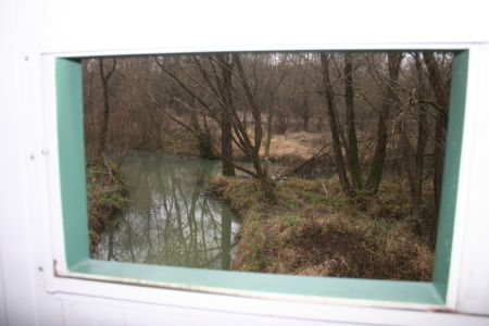 Pogled iz opazovalnice na vidrin habitat.