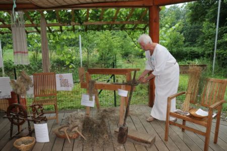 Poseben dogodek v centru z Marto Gregorc - delavnica o lanu. Tudi z ohranjanjem tradicionalnih veščin se lahko borimo proti podnebnim spremembam.