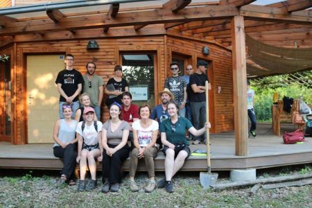 V veliko pomoč pri urejanju okolice centra so nam bili prostovoljci iz tujine (zavod Logarica).