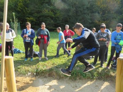 Otroci (oziroma jazbeci) so se lahko ponovno preizkusili v skoku v daljino na urejeni skakalni stezi!